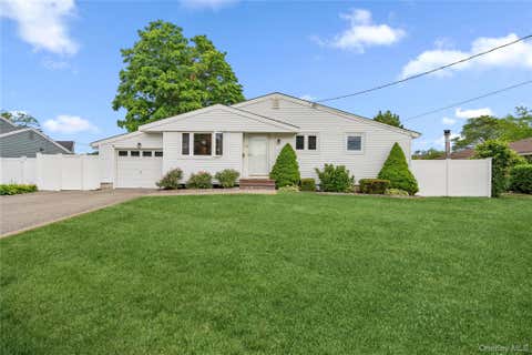 Homes For Sale - 90 W 14th Street<br/> Suffolk County, Deer Park, NY 11729
