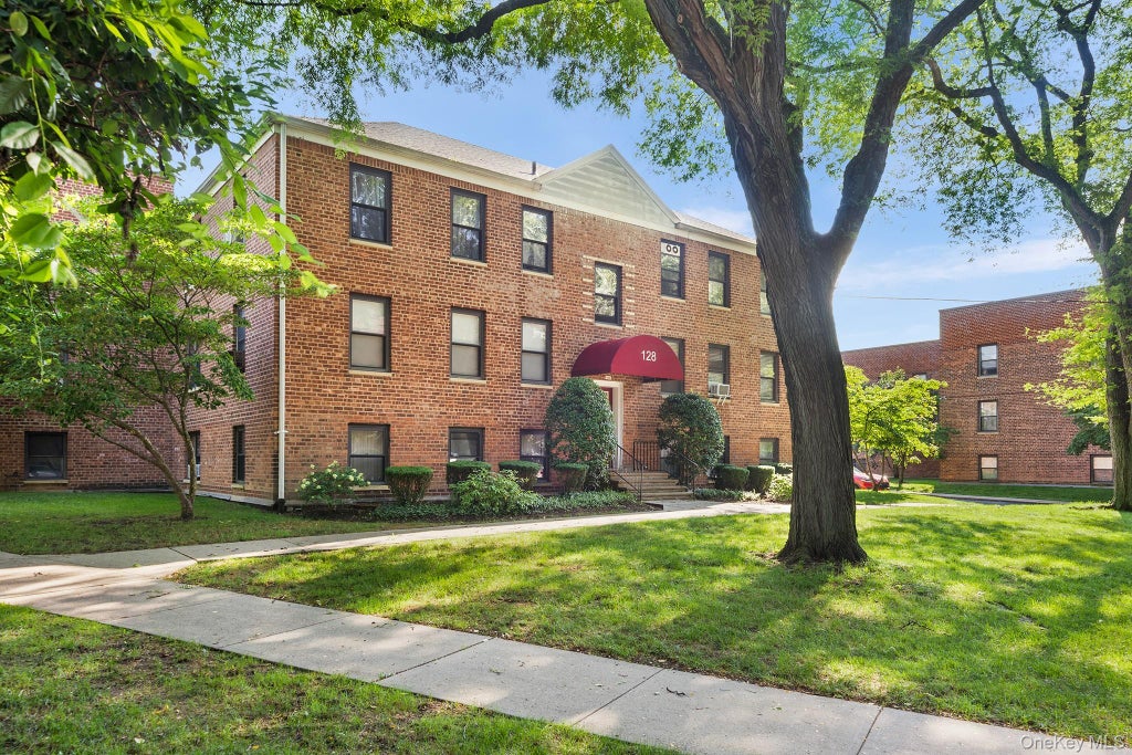 Photo of 128 Richbell Road #B4, Mamaroneck, NY 10538 (MLS # 1034282)