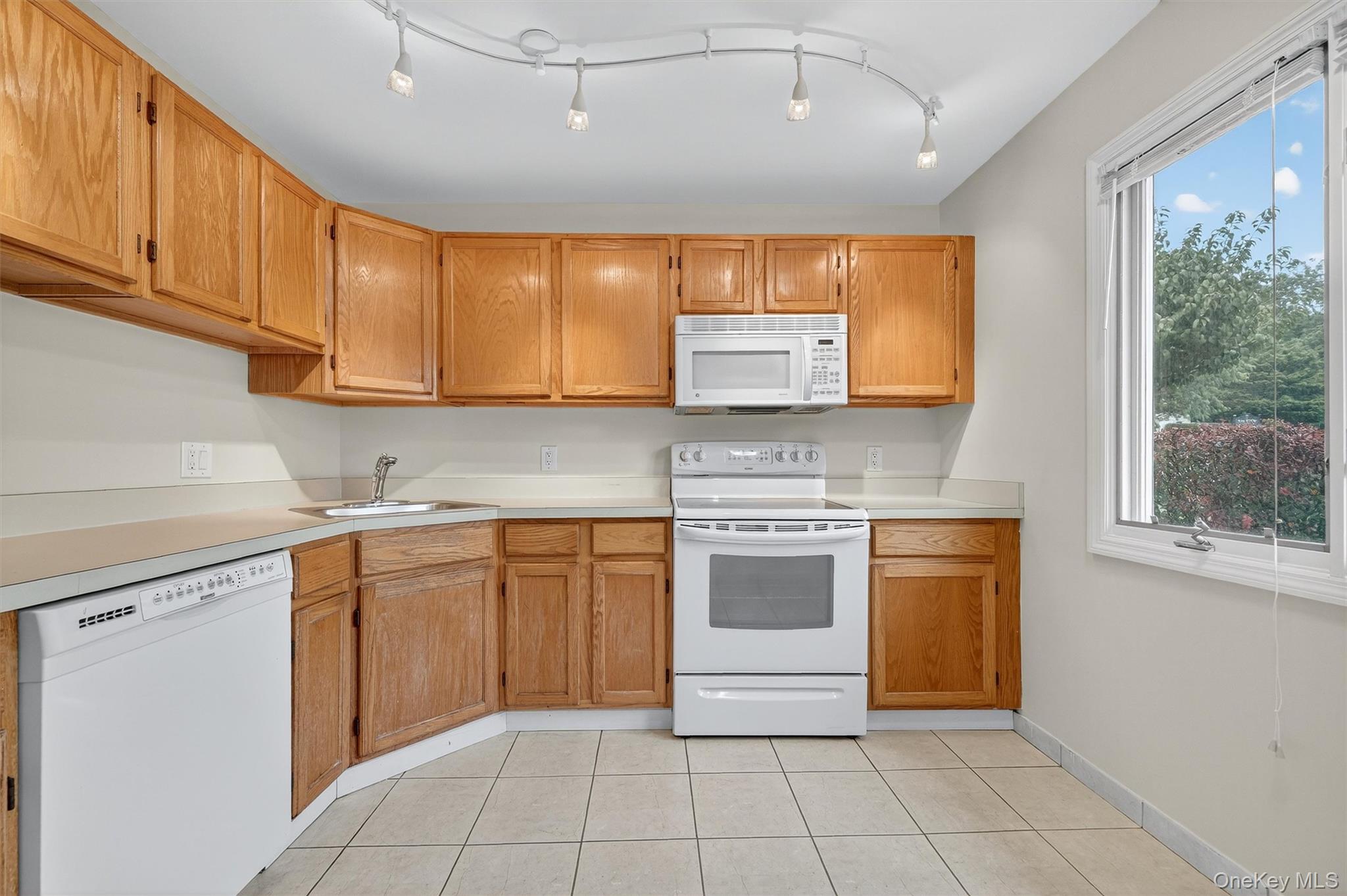 Peekskill, New York 10566, United States, 2 Bedrooms Bedrooms, ,3 BathroomsBathrooms,Residential,Active,216705