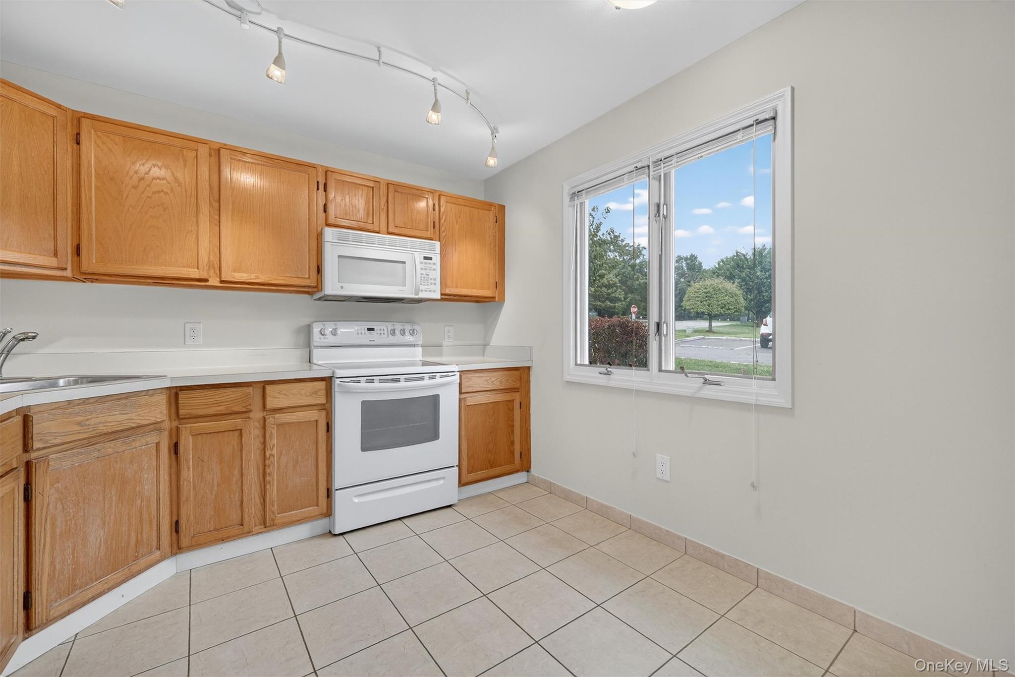 Peekskill, New York 10566, United States, 2 Bedrooms Bedrooms, ,3 BathroomsBathrooms,Residential,Active,216705