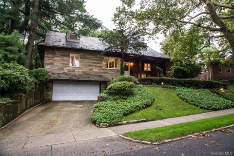 Homes For Sale - 200 Melbourne Road<br/> Great Neck, NY 11021