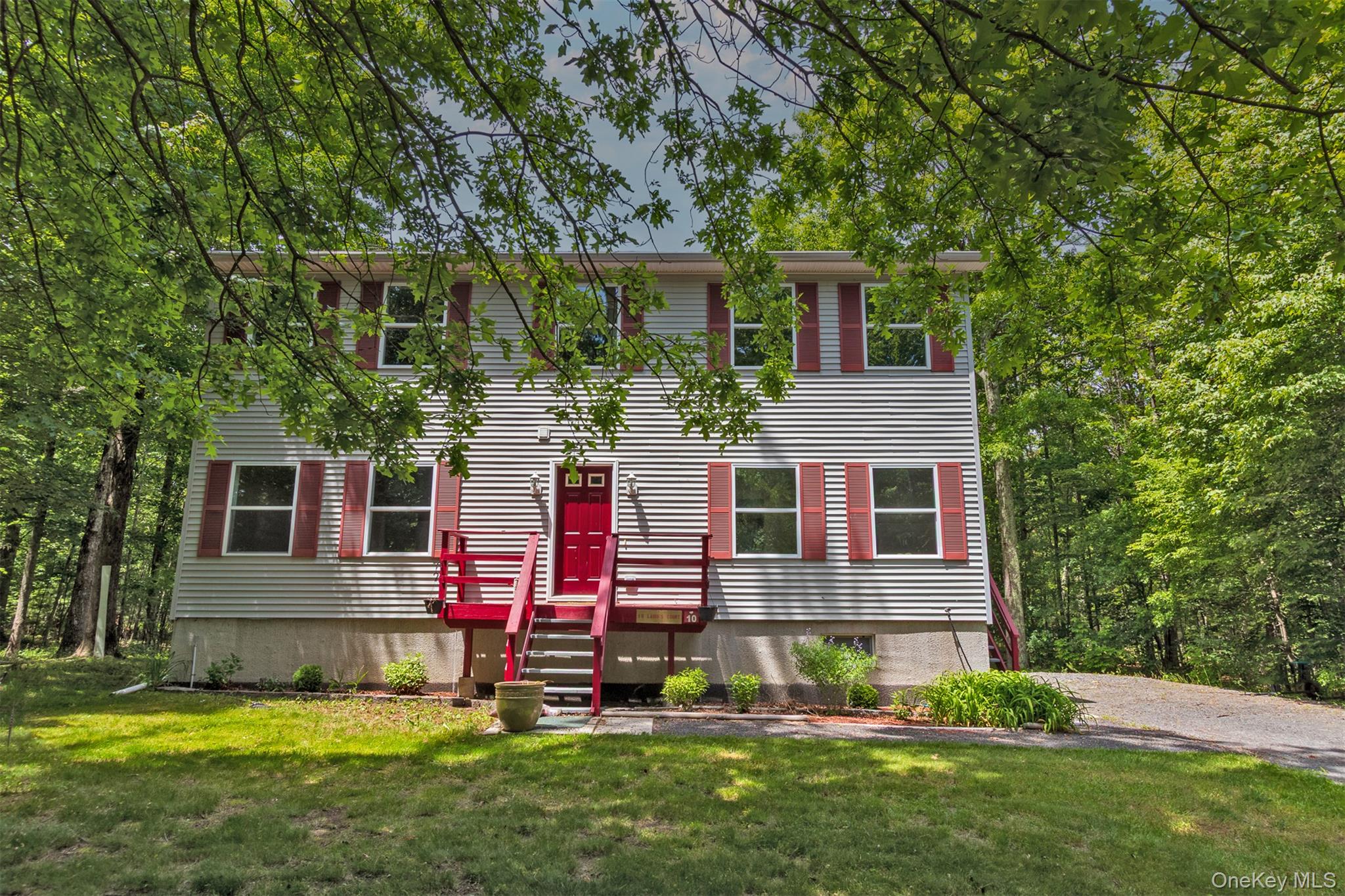 10 Lairds Court