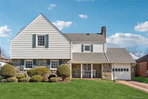 Homes For Sale - 87 Wyatt Road<br/> Garden City, NY 11530