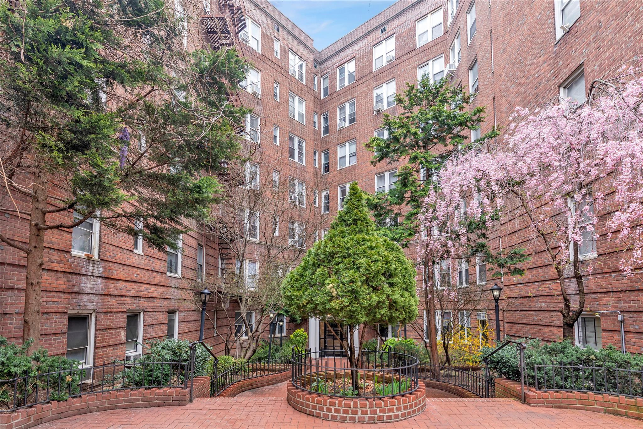 81st Street 5J, East Elmhurst, Queens, NY - 1 Bedrooms  
1 Bathrooms  
2 Rooms - 