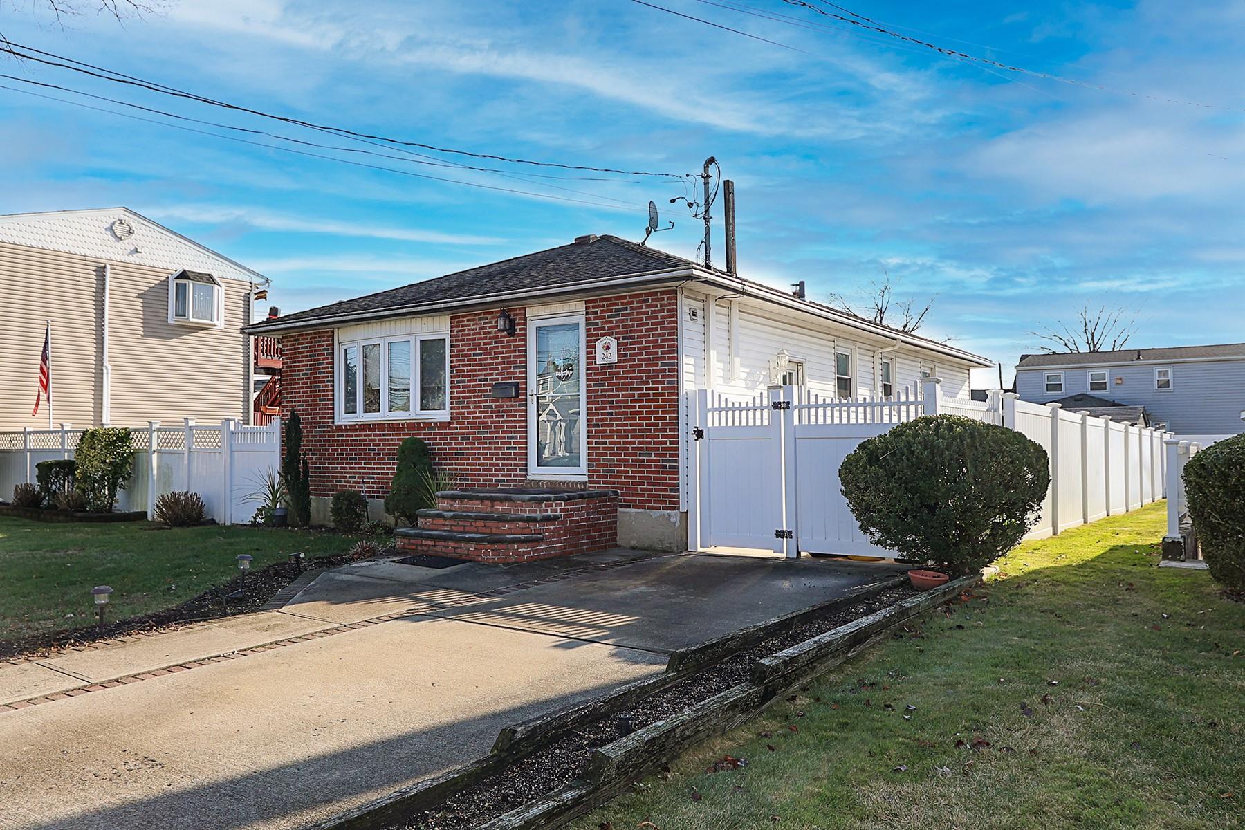 242 N Kings Avenue, Massapequa, New York image 1