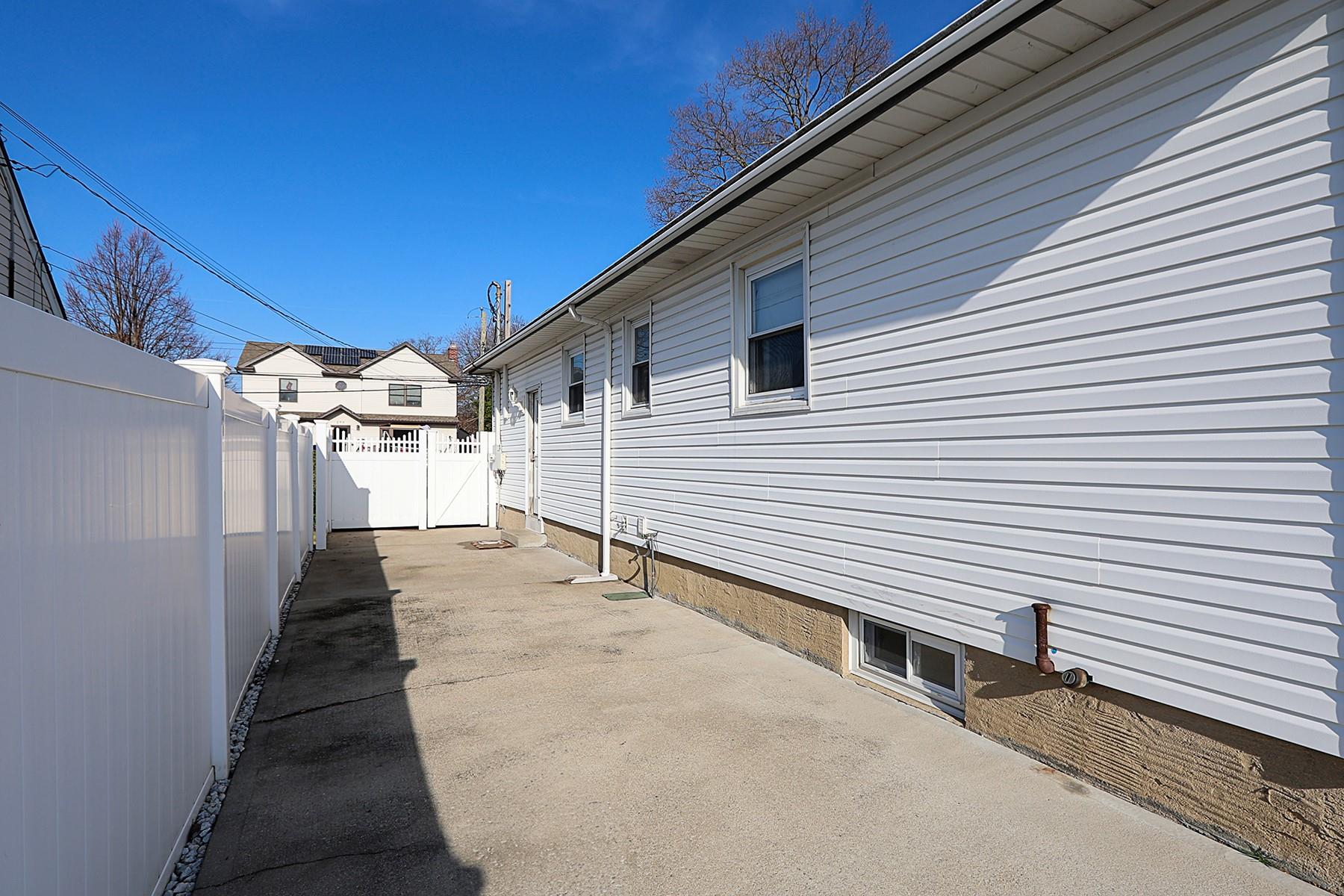 242 N Kings Avenue, Massapequa, New York image 32