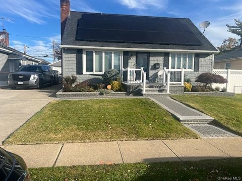 Photo of 2082 Renfrew Ave, Elmont, NY 11003 (MLS # 931320)