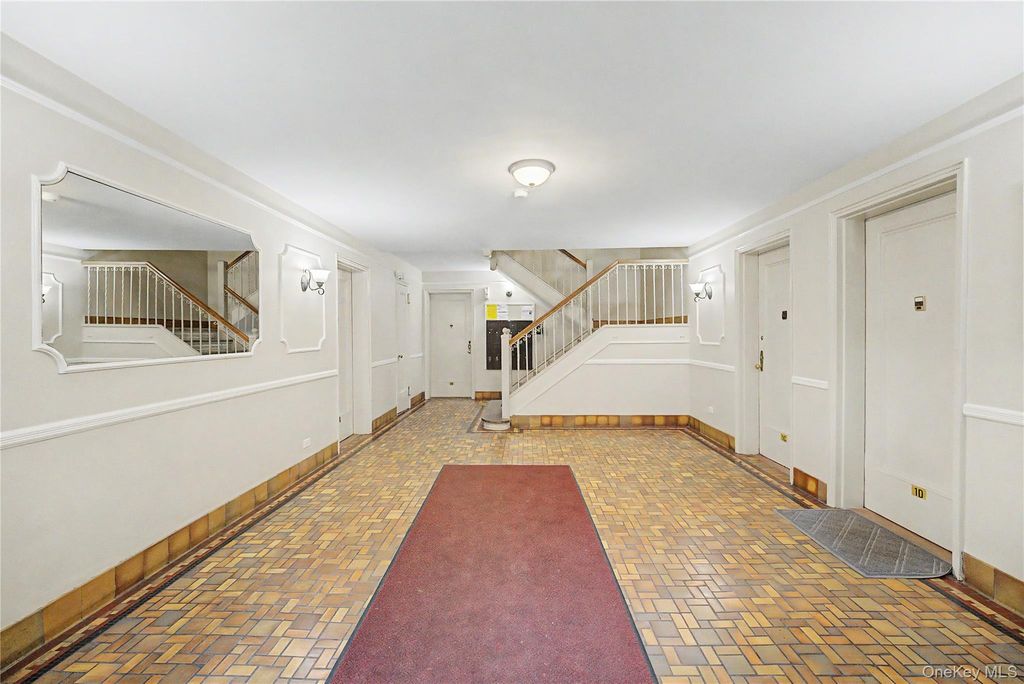 Photo of 10 Welwyn Road #2C, Great Neck, NY 11021 (MLS # 1000450)
