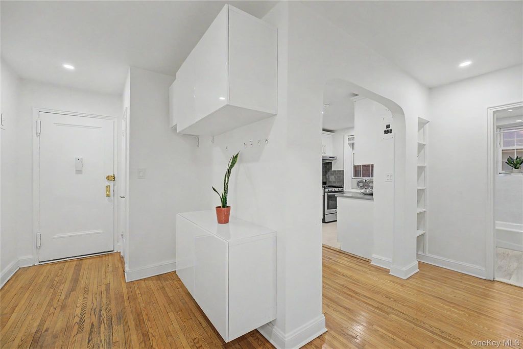 Photo of 10 Welwyn Road #2C, Great Neck, NY 11021 (MLS # 1000450)