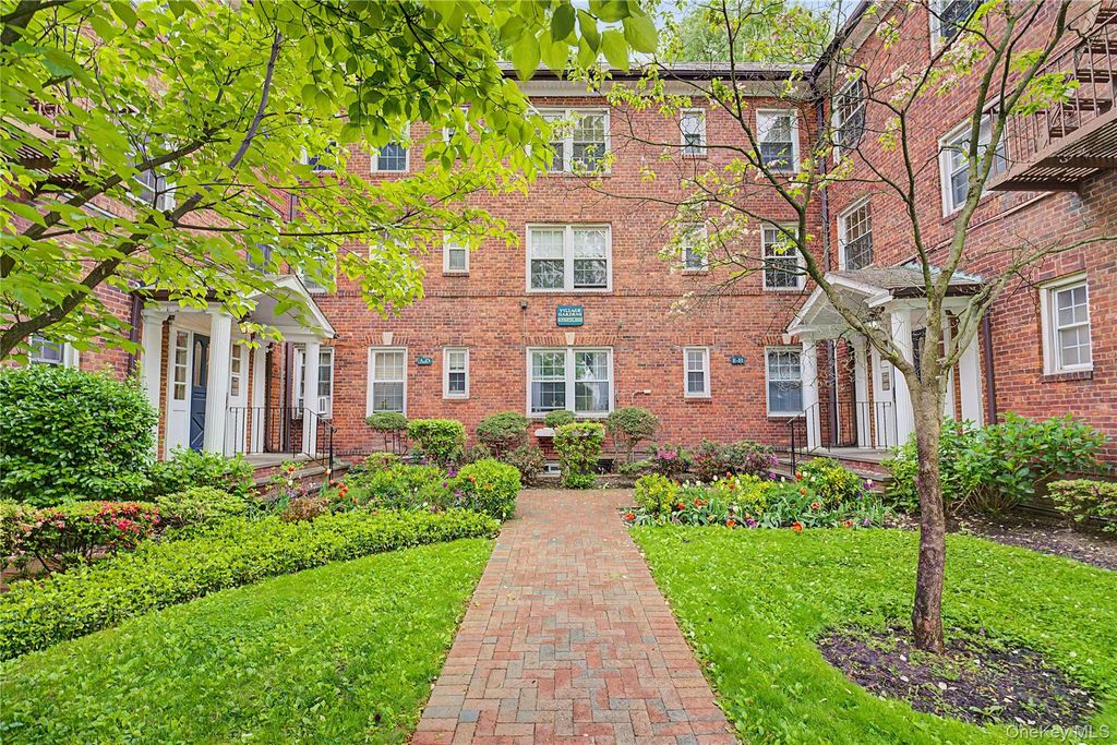 Photo of 10 Welwyn Road #2C, Great Neck, NY 11021 (MLS # 1000450)