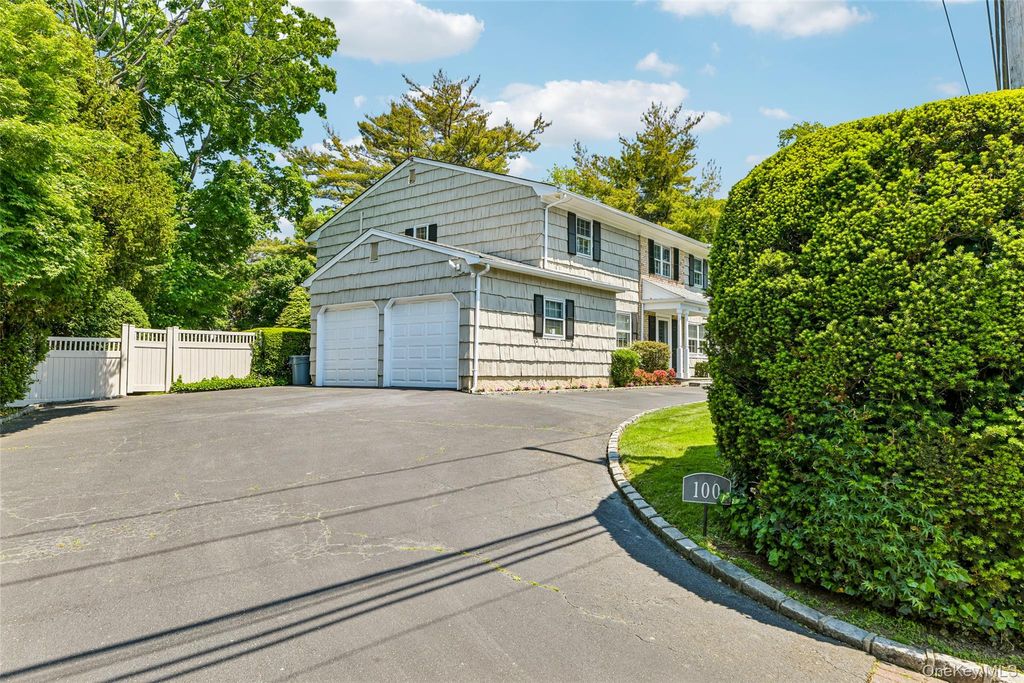 Photo of 100 Hewlett Neck Road, Hewlett Neck, NY 11598 (MLS # 1006074)