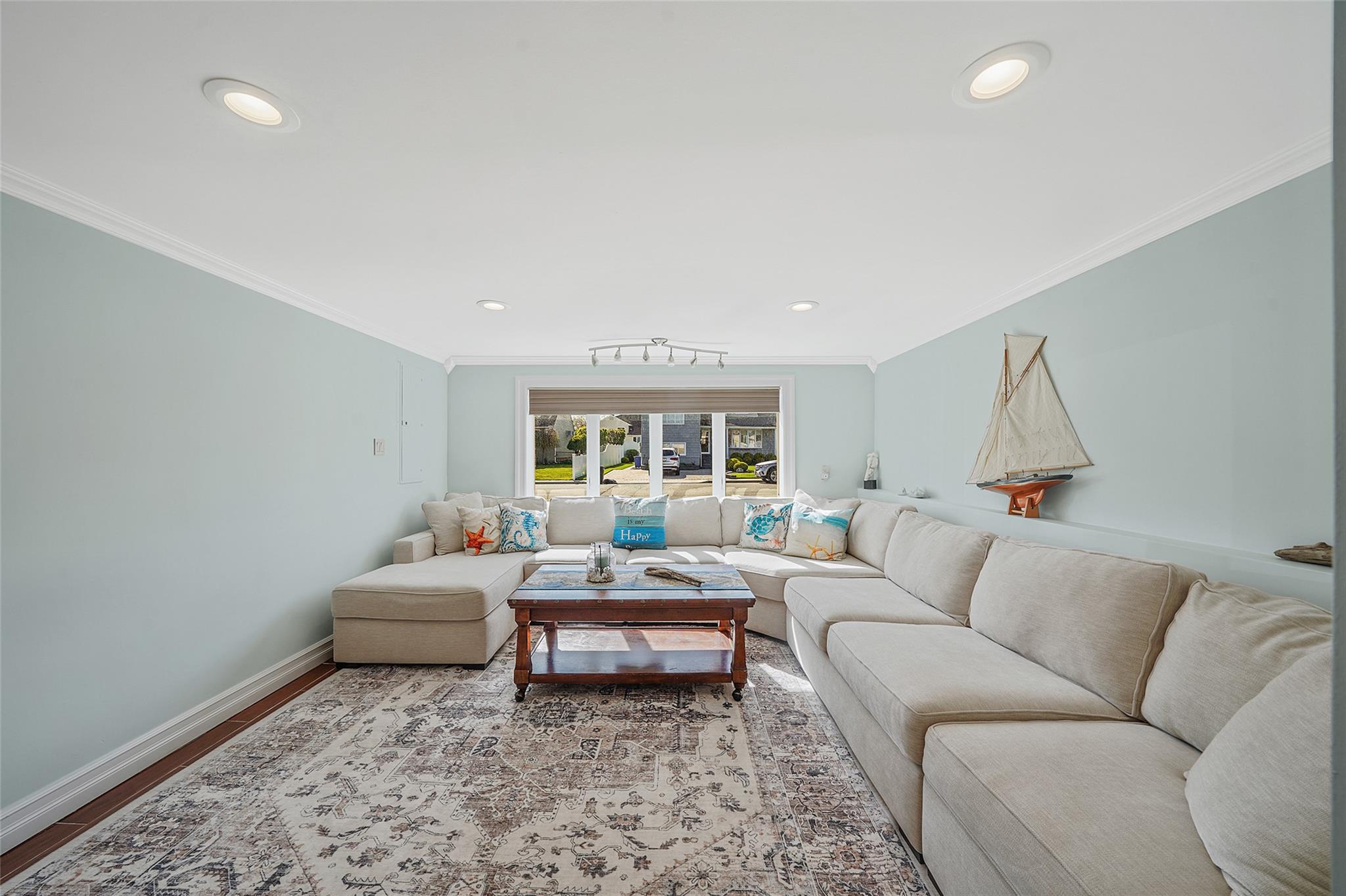 86 Jefferson Avenue, Island Park, New York image 10