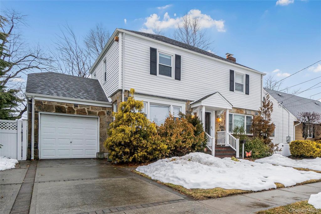 Photo of 30 Gifford Avenue, Oceanside, NY 11572 (MLS # 965837)