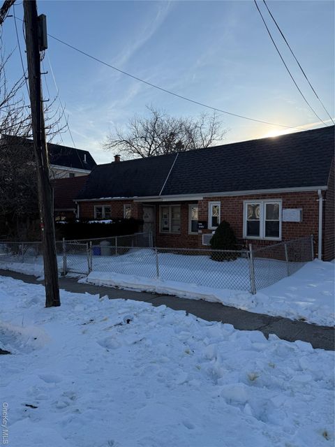 3832 215th Place Bayside NY 11361