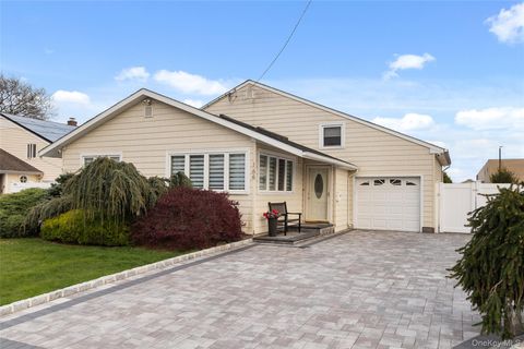 Homes For Sale - 166 Pratt Street<br/> Suffolk County, West Babylon, NY 11704