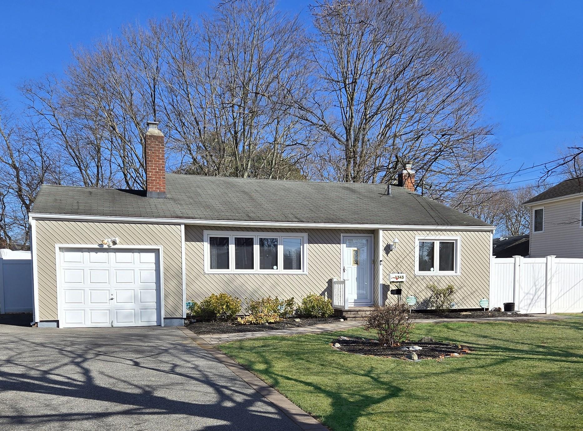 1343 Thompson Drive, Bay Shore, New York image 1