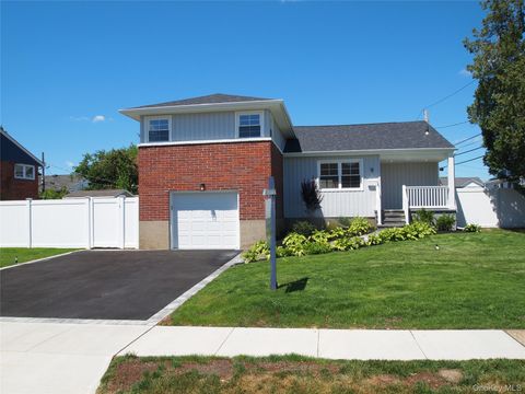 Homes For Sale - 9 N Walnut Place<br/> Nassau County, Massapequa, NY 11758