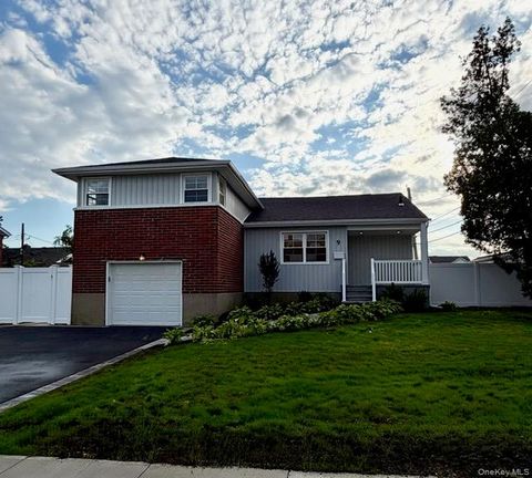 Homes For Sale - 9 N Walnut Place<br/> Massapequa, NY 11758