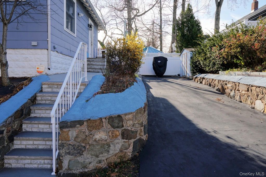 Photo of 230 Lindenwood Road, Staten Island, NY 10308 (MLS # 988291)