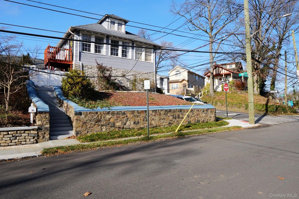 Photo of 230 Lindenwood Road, Staten Island, NY 10308 (MLS # 988291)