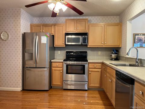 Homes For Sale - 508 Somerset Court<br/> Fishkill, NY 12524