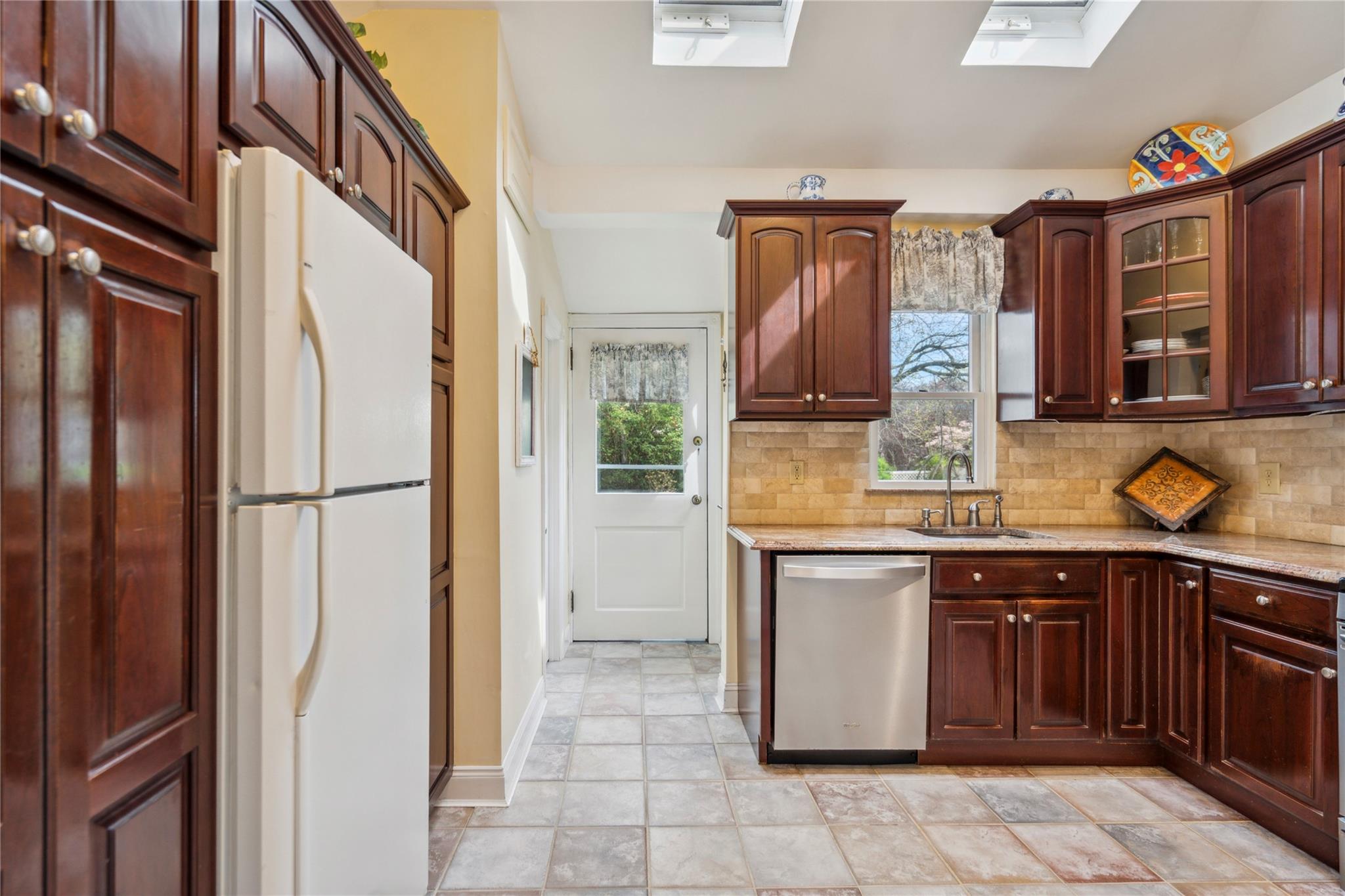 41 Gates Avenue, Malverne, New York image 14