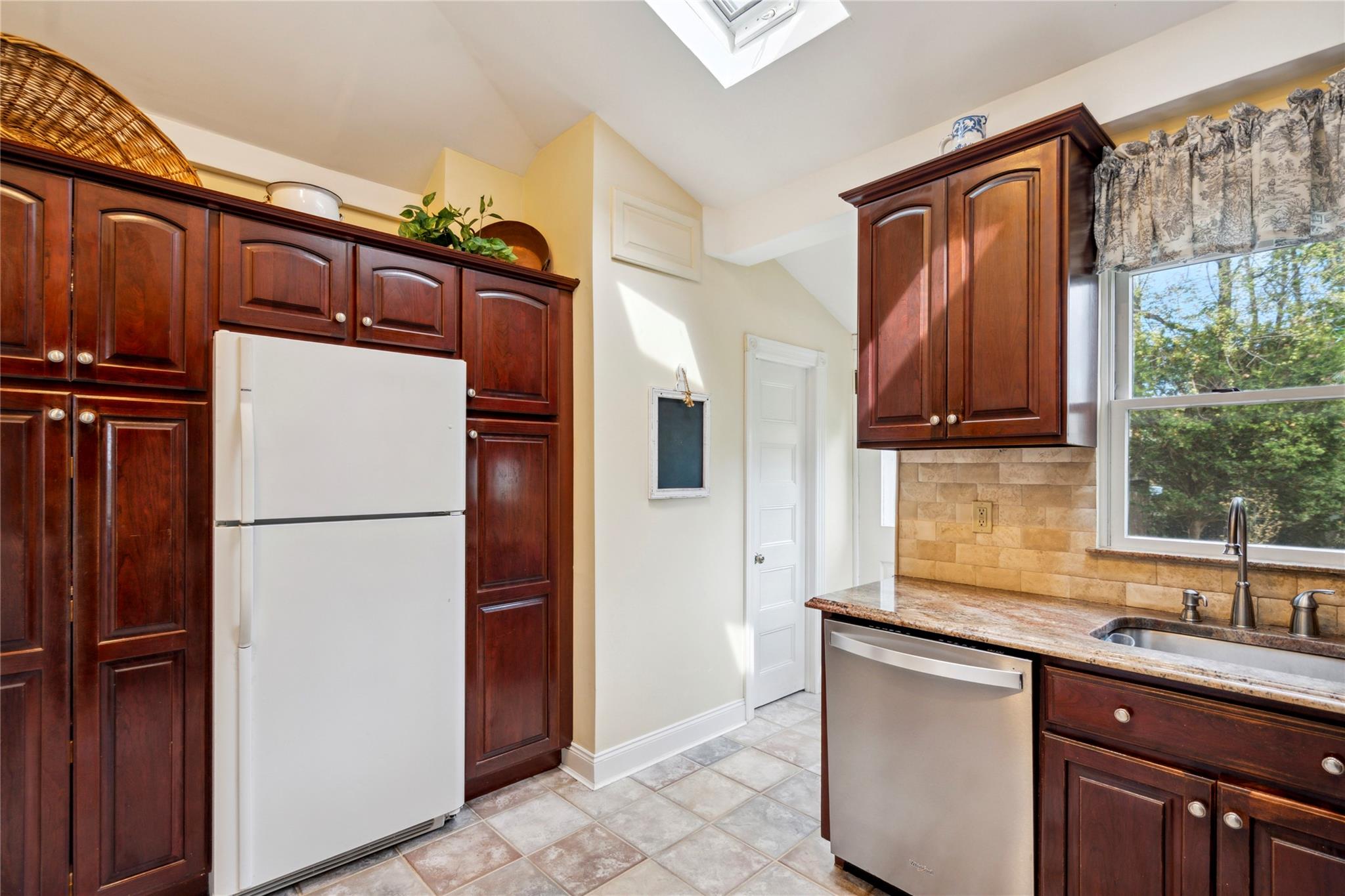 41 Gates Avenue, Malverne, New York image 15