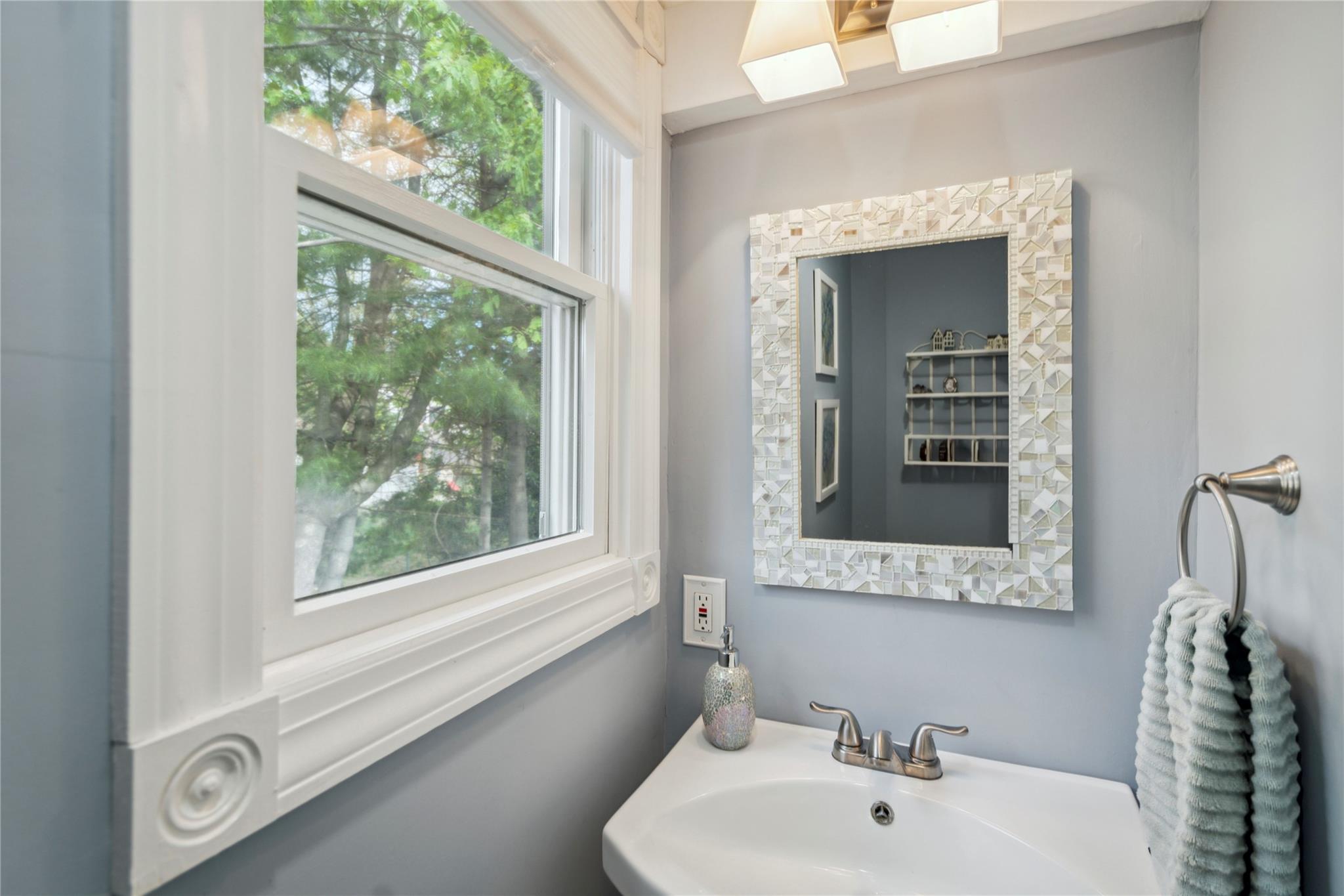41 Gates Avenue, Malverne, New York image 17
