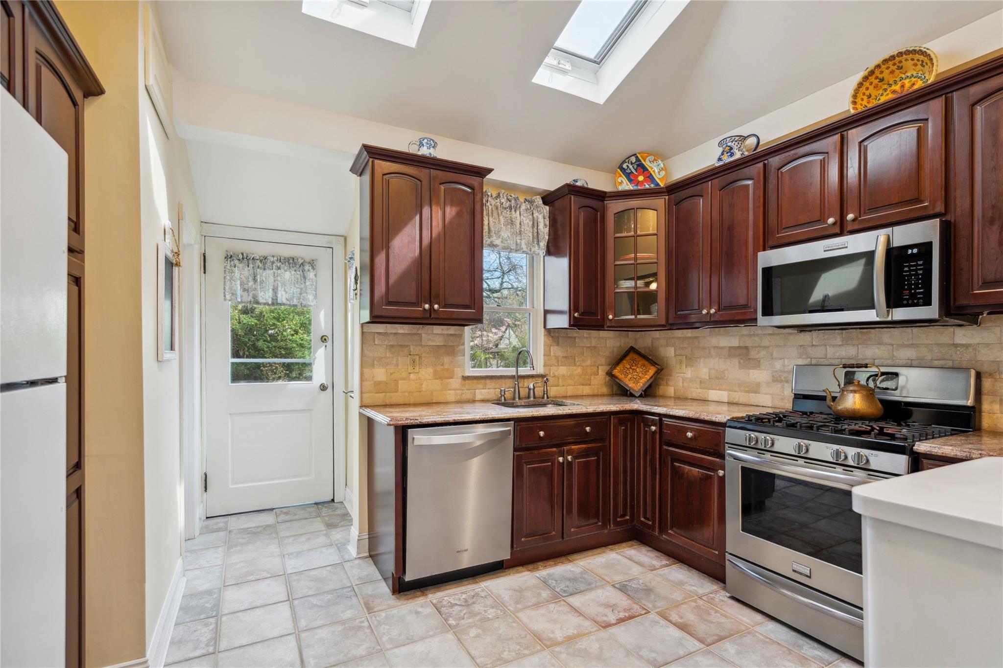 41 Gates Avenue, Malverne, New York image 16