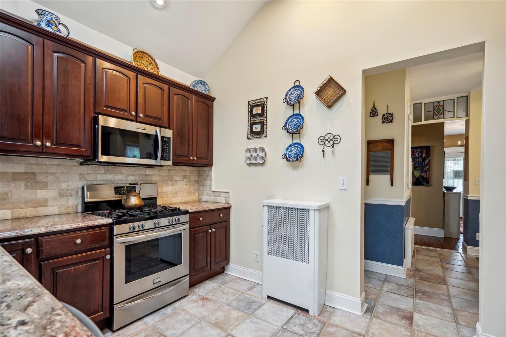 41 Gates Avenue, Malverne, New York image 13
