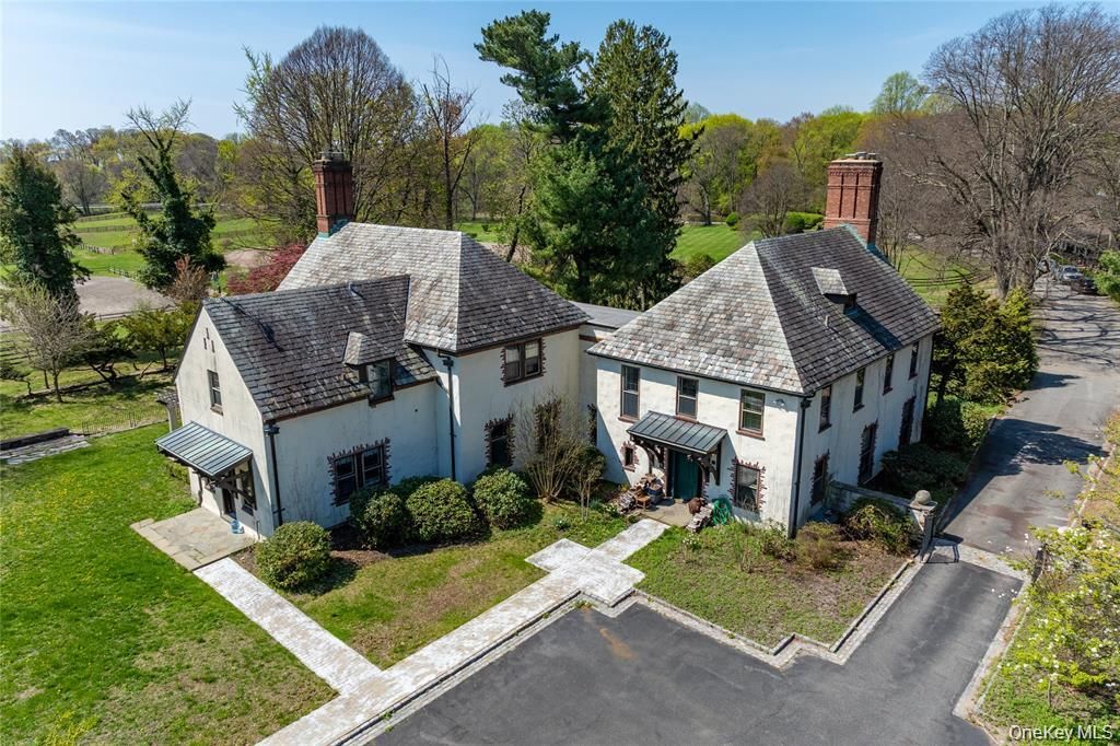 Photo of 203 Store Hill Road, Old Westbury, NY 11568 (MLS # 965462)