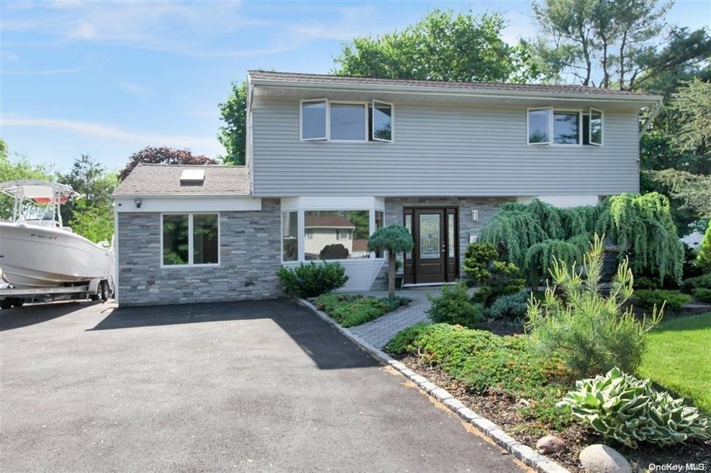 Cornfield Lane, Commack, Hamptons, NY - 3 Bedrooms  
2 Bathrooms - 