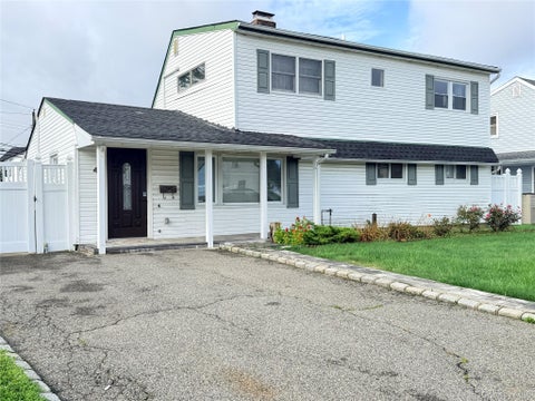 Homes For Rent - 4 CARRIAGE Ln Ln<br/> Nassau County, Levittown, NY 11756