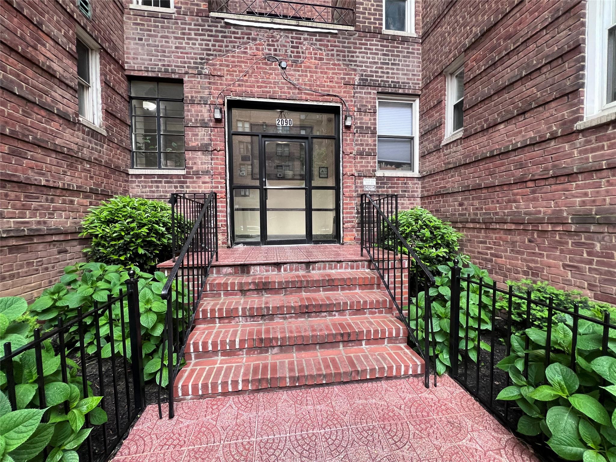 Property for Sale at Barnes Avenue 2H, Bronx, New York - Bedrooms: 1 
Bathrooms: 1 
Rooms: 4  - $149,900