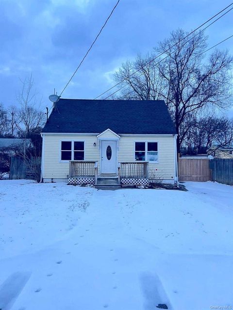 476 Revilo Avenue Shirley NY 11967