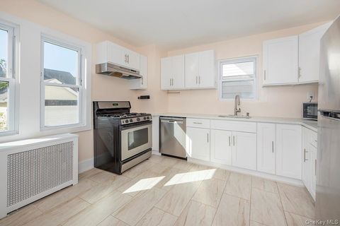 Photo of 7110 Kessel Street, Forest Hills, NY 11375 (MLS # 928195) Photo of 7110 Kessel Street, Forest Hills, NY 11375 (MLS # 928195)