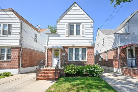 Photo of 171-37 Courtney Avenue, Flushing, NY 11358 (MLS # 1029804)