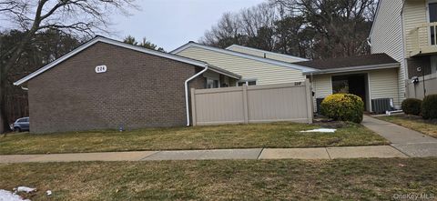 Photo of 224 Springmeadow Drive #F, Holbrook, NY 11741 (MLS # 950490)