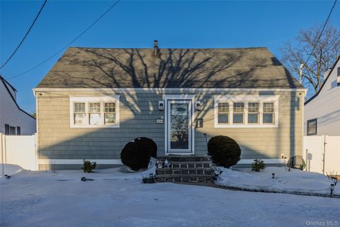 Photo of 612 N Broome Avenue, Lindenhurst, NY 11757 (MLS # 961427)