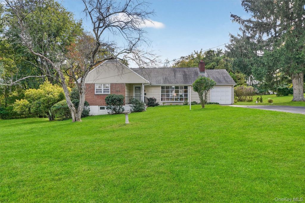 Photo of 14 Halsey Place, Valhalla, NY 10595 (MLS # 922091)