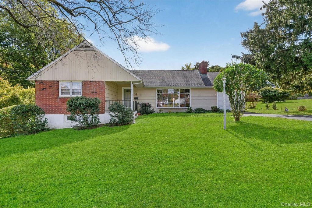 Photo of 14 Halsey Place, Valhalla, NY 10595 (MLS # 922091)