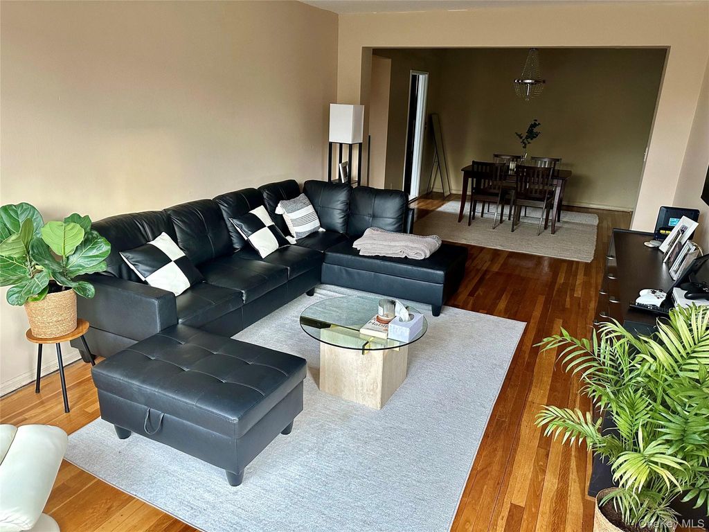 Photo of 2 Windsor Terrace #4C, White Plains, NY 10601 (MLS # 954310)