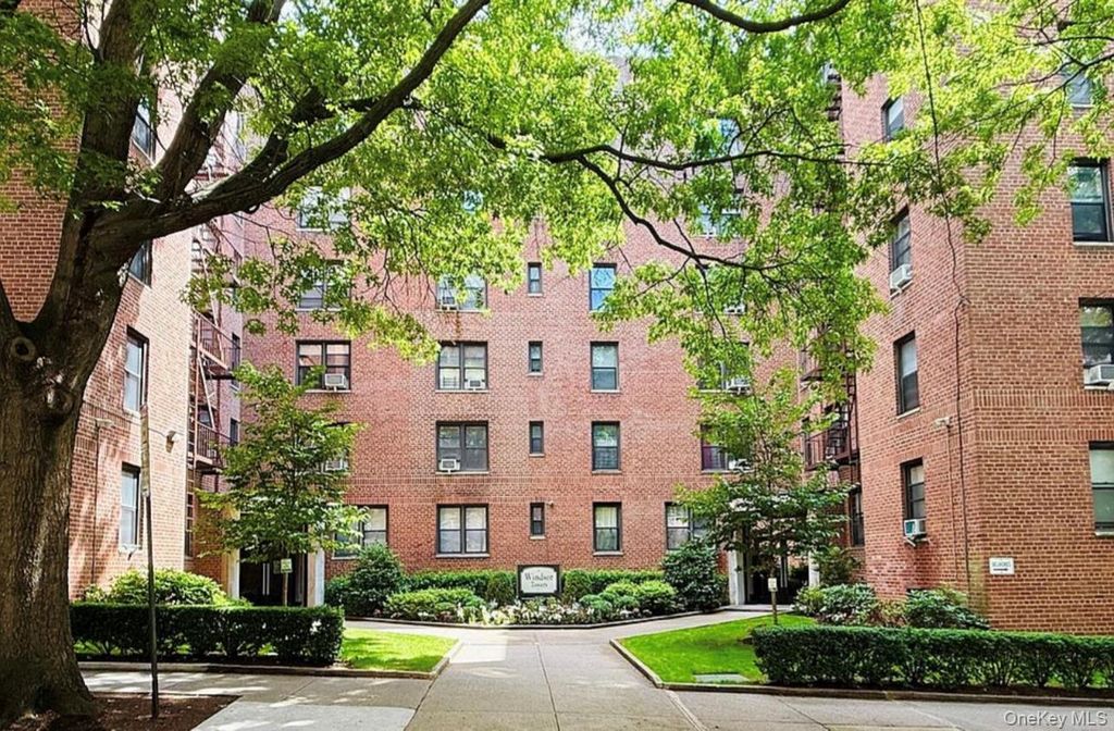 Photo of 2 Windsor Terrace #4C, White Plains, NY 10601 (MLS # 954310)