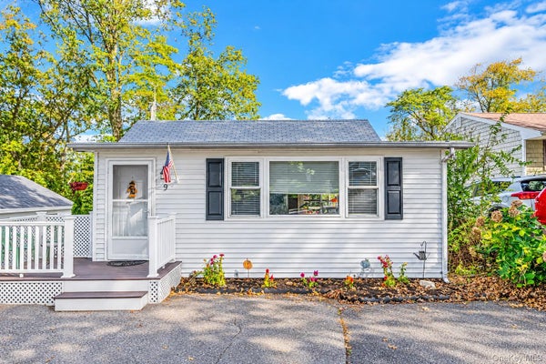 9 SHELL RD, ROCKY POINT, NY 11778 - Image b1c3d2f9b03e29009db1fc6d87bf1457/1052519250