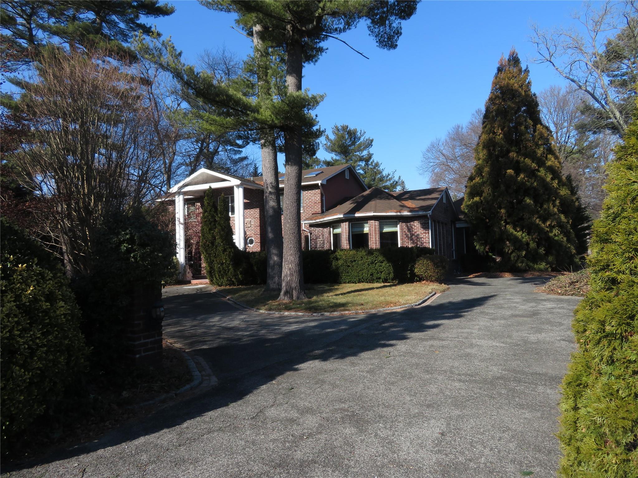 1 Bridle Path Drive, Old Westbury, New York image 1