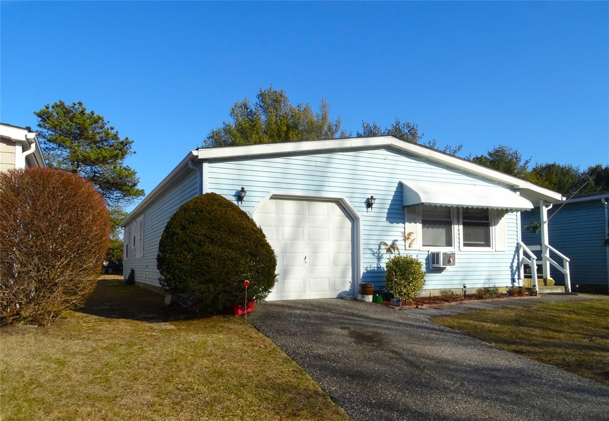 110 Village Circle, Manorville, New York image 3