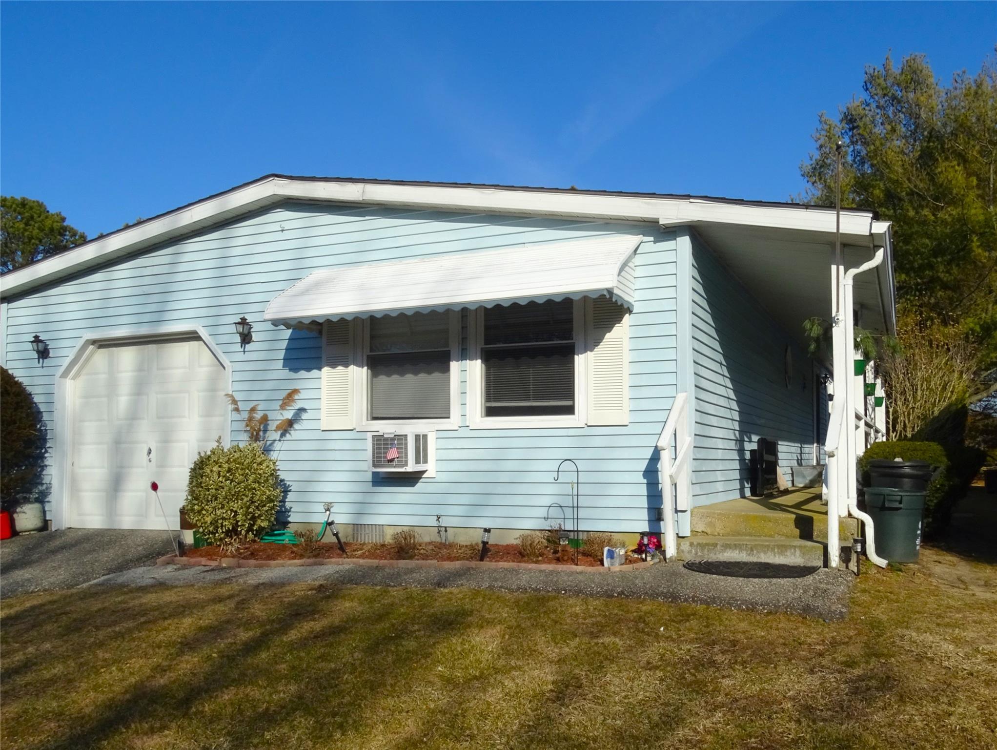 110 Village Circle, Manorville, New York image 2