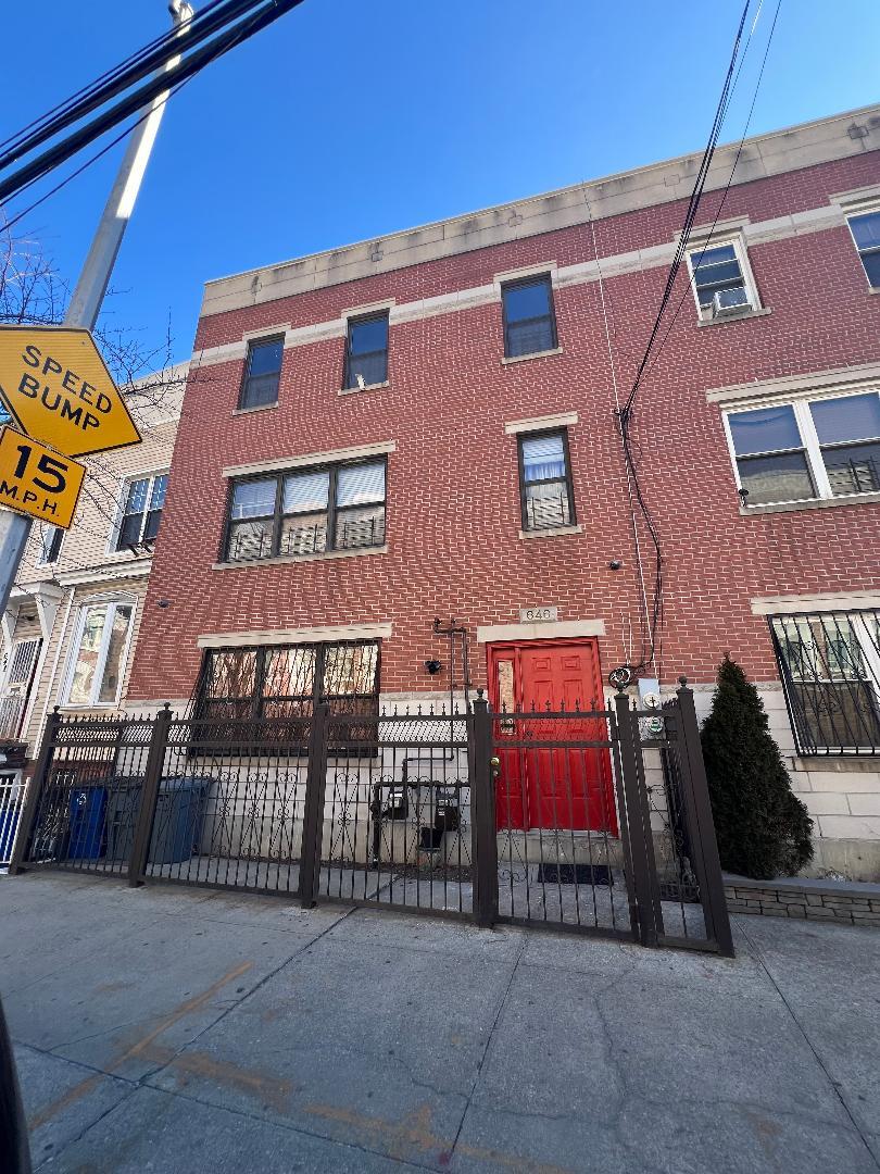 Saint Anns Avenue, Bronx, New York - 5 Bedrooms  
3 Bathrooms  
10 Rooms - 