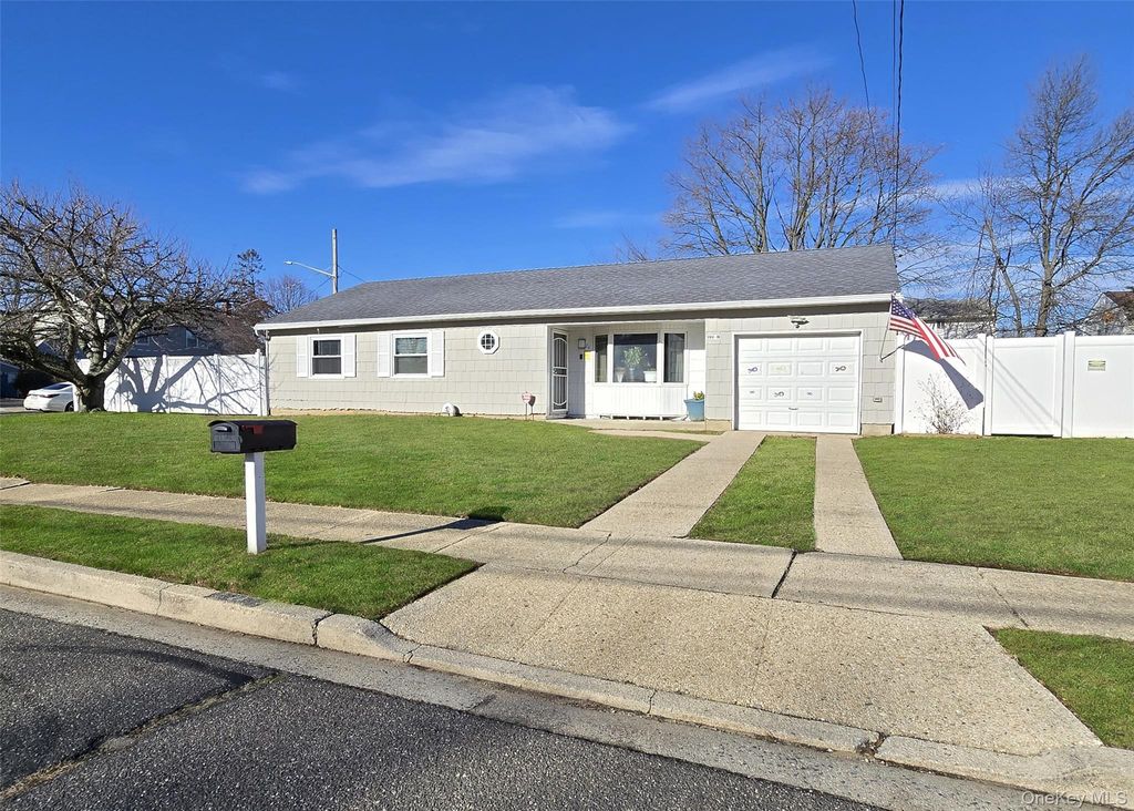 Photo of 24 Quail Run, Massapequa, NY 11758 (MLS # 942604)