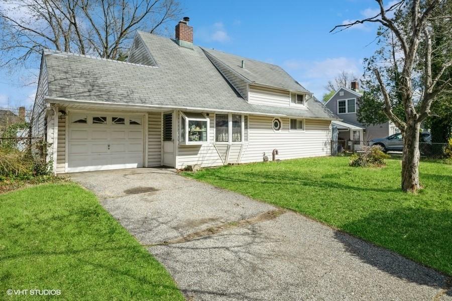 79 Greenbelt Lane, Levittown, New York image 1